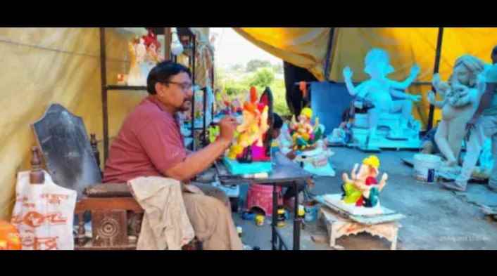 कच्च्या मालाच्या दरवाढीने गणेशमूर्ती महागल्या,मूर्तिकारांची लगबग वाढली
